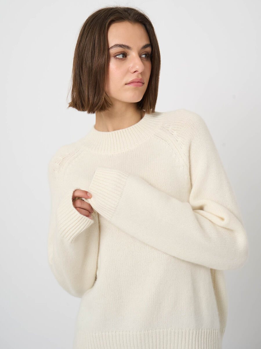 Repeat Chunky Cashmere Sweater with Asymmetric Hem Cream