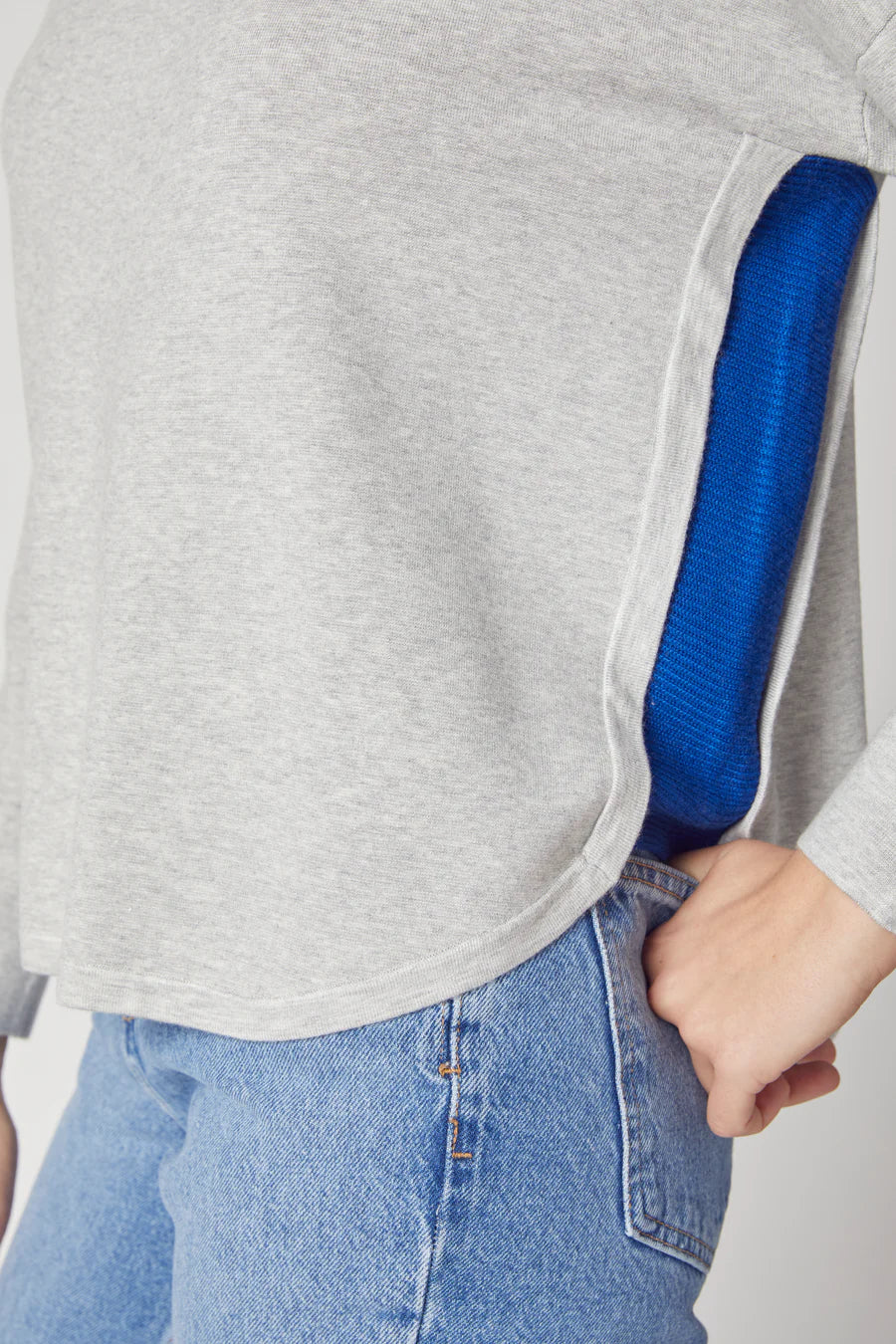 Kokun Shirttail Hem Pullover In Grey/Cobalt