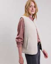 Load image into Gallery viewer, Hartford Women&#39;s Off-White Venice Sherpa Vest
