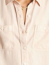 Load image into Gallery viewer, Faherty Women&#39;s Tried and True Chambray Shirt in Peach Whip
